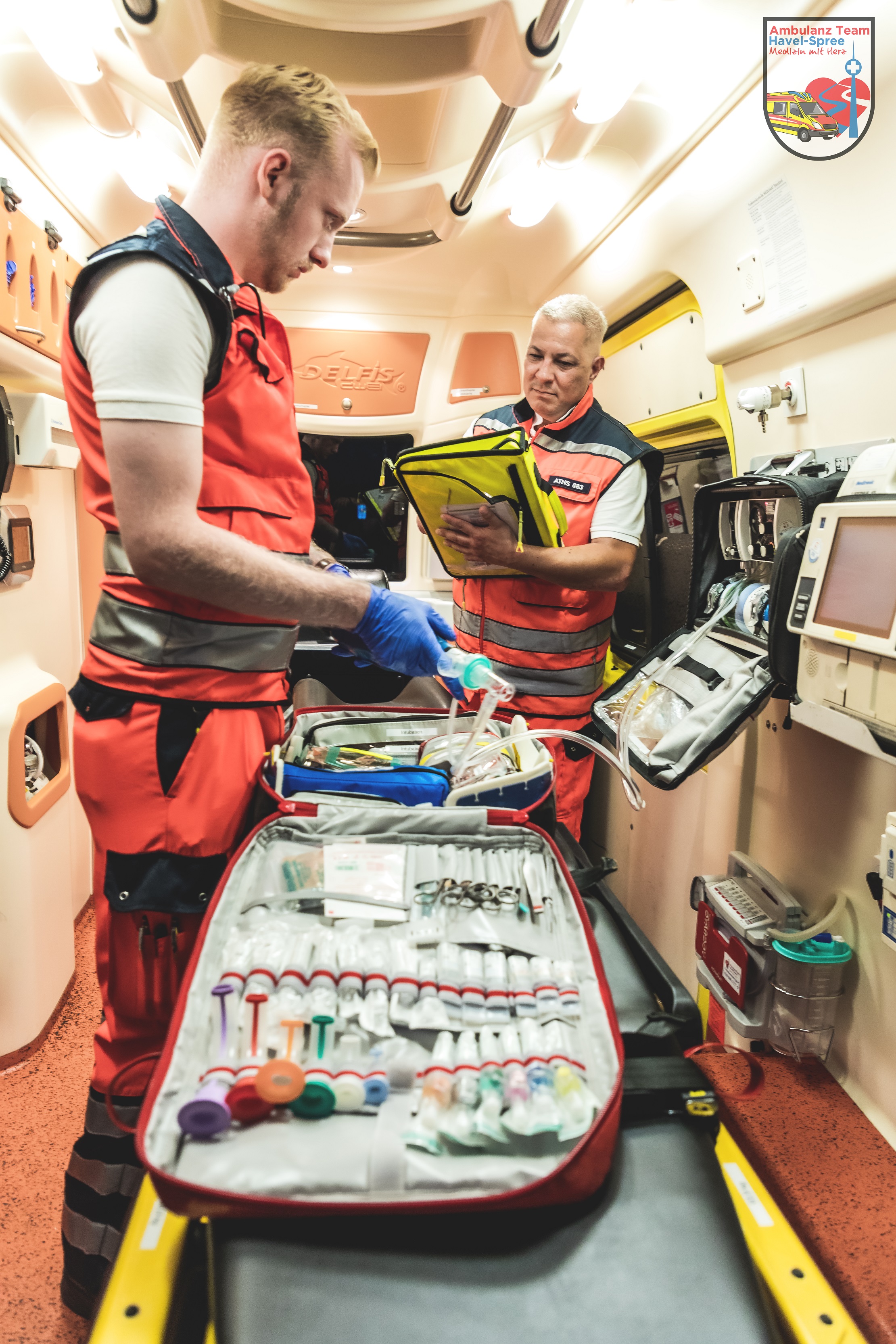 zeigt Technikcheck im Krankenwagen