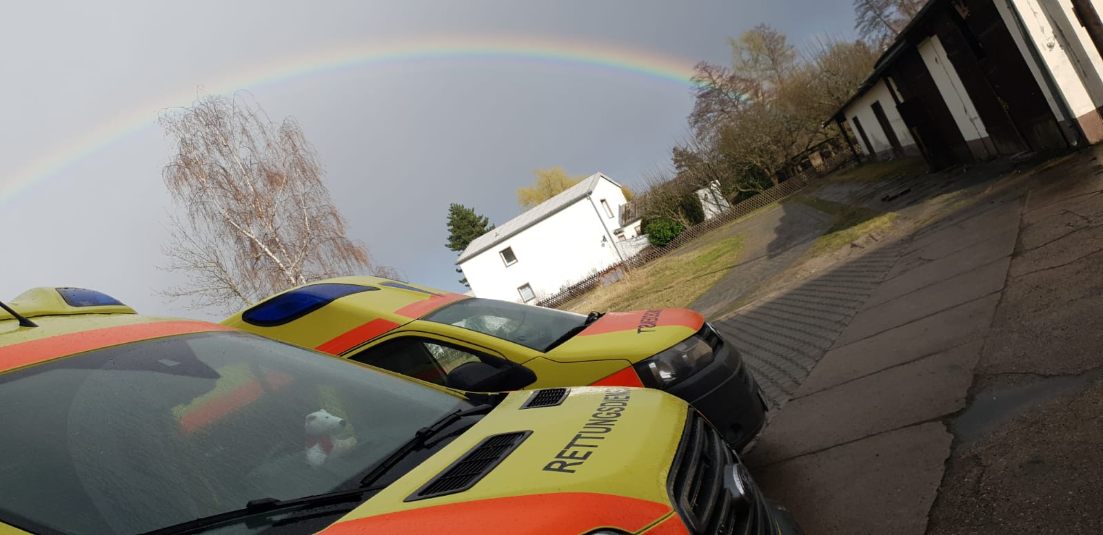 zeigt zwei Forderfronten von aussen und im Hintergrund einen Regenbogen